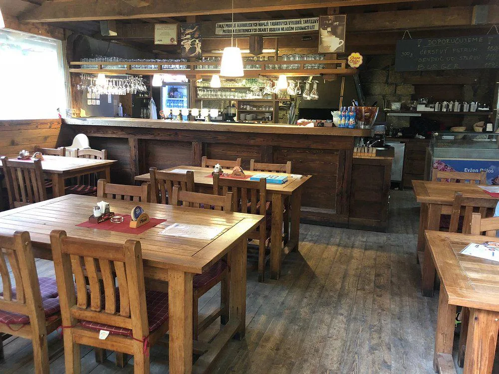 Interiér restaurace U Splavu — bar a posezení