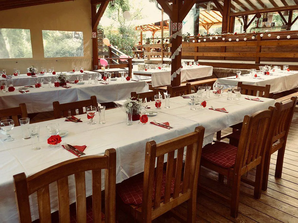 Prostřené svatební stoly